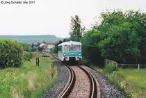 772 120 hat gerade Fr�ttst�dt verlassen, dessen Bahnhofsgeb�ude man im Hintergrund sieht, und f�hrt am Einfahrsignal vorbei.