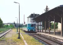 772 120 steht in Fr�ttst�dt zur Abfahrt nach Friedrichroda bereit. (Blick nach Westen im Mai 2001)