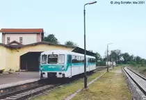 972 720 und 772 120 warten in Fr�ttst�dt auf den n�chsten Einsatz nach Fried�richroda. Auf der anderen Seite des Empfangsgeb�udes liegen die Gleise der Hauptstrecke von Eisenach nach Bebra. 
