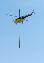 Neues von der Baustelle: Die eingesetzte Technik wird immer gewaltiger, eine slovakische Mil Mi 8 (OM AVS) transportiert Fahrleitungsmasten vom Lagerplatz Nassenheide an die Strecke nach Gr�neberg. So gesehen am 04.04.2013 �ber Nassenheide.