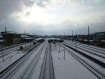 Die Sicht von der Luftbr�cke... im Hofer Hauptbahnhof herrscht gerade nicht viel Verkehr. 01.04.13.