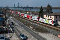 1116 130  frontrunner , am sonnigen Nachmittag in Wien Handelskai, H�he Wien Praterkai. Die Aufnahme enstand am 04.04.2013.