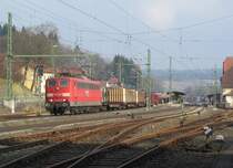 151 037-9 zieht am 03. April 2013 einen gemischten G�terzug durch Kronach in Richtung Lichtenfels.