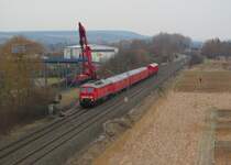 232 117-2 steht am 02. April 2013 mit einem Hilfszug am Anschlussgleis der M�llumladestation in Kronach-Neuses. Im Anschlussgleis wird derweil ein Kran aufgebaut, um die verunfallte 294 647-3 zu bergen.
