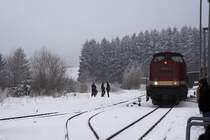 199 874 mit Sonderzug am 26.01.2013 bei der Einfahrt in den Bahnhof Benneckenstein. Auf diesen Zug mu�te unser  Quedlinburger Brockenexpress  warten, bevor er seine Fahrt in Richtung Drei Annen Hohne fortsetzen konnte. Leider blieb mir keine Zeit mehr, um auf die andere Gleisseite zu kommen, was nat�rlich der bessere Fotostandort gewesen w�re!