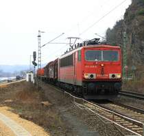 155 248-8 von Railion kommt aus Richtung K�ln-Gremberg mit einem kurzen gemischten G�terzug aus K�ln-Gremberg und f�hrt in Richtung Koblenz.
Aufgenommen in Leubsdorf am Rhein bei Wolken am 3.4.2013.