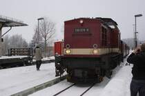 199 874 mit einem aus 3 Wagen bestehenden Sonderzug aus Wernigerode und Fahrziel Eisfelder Talm�hle, am 26.01.2013 w�hrend der Einfahrt in den Bahnhof Benneckenstein. Sehr sch�n ist hier der Gr��enunterschied zwischen der einstigen Regelspurlok (ex. DR BR 110) und den verh�ltnism��ig kleinen Schmalspurwaggons zu erkennen. Leider sprang mir unmittelbar vor der Aufnahme ein Fotokollege vor die Linse! :-( Direkt danach setzte unser hier wartender Sonderzug  Quedlinburger Brockenexpress  seine Fahrt in Richtung Drei Annen Hohne fort.