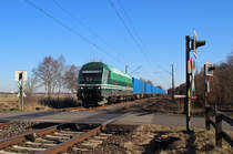 223 141 fuhr am 02.04.2013 mit einem Containerzug von Emden gen S�den, hier s�dlich von Leer.