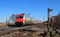 101 087-5 fuhr am 02.04.2013 mit dem IC 134 von Norddeich nach Luxemburg, hier s�dlich von Leer.