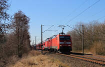 152 146-7 fuhr am 02.04.2013 mit einer weiteren 152 im Schlepp und einem Autozug von Osnabr�ck nach Emden, hier kurz vor Leer.