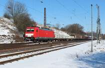 E186 324 war im M�rz 2013 bei Elze mit einem G�terzug auf dem Weg nach M�nchen.