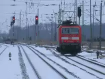 Nach ein paar Minuten warten am Ausfahrsignal erhielt 143 843,am 17.Januar 2013,in Bergen/R�gen Ausfahrt.