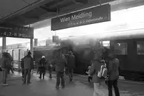 Wenn die modernen Schilder nicht w�ren, dann w�re es wie in alten Tagen. NLB 93.1420 am 31.M�rz 2013 mit dem SR 14575 abfahrbereit im Bf. Meidling.
