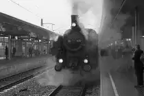 Im Schneeregen wartet die NLB 93.1420 am 31.M�rz 2013 mit dem SR 14575 im Bf. Meidling auf die Abfahrt.
