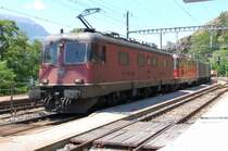 Re 6/6 11641 f�hrt am 17.07.2006 mit einer Re 4/4 am Bahnhof Ausserberg vorbei.