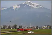 RE1236 mit Ge 4/4 II 627  Reichenau-Tamins  zwischen Igis und Zizers mit dem 2375m hohen Vilan im Hintergrund. (02.04.2013)