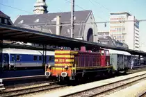 Diesellok CFL 909 rangiert mit einem Güterwagen, den ich für einen Postwagen gehalten habe, am 7.9.1996 im Hauptbahnhof Luxembourg. Daneben ist eine Interregio Garnitur mit einem Bistro Wagen der DB aus Deutschland zu sehen.