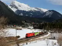 Die 2016 031 und die 1116 142 mit einem G�terzug am 04.04.2013 unterwegs bei Scharnitz.