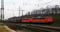 151 165-8 und 151 071-8 beide von Railion und kommen aus Richtung aus K�ln-Kalk und fahren durch K�ln-Gremberg mit einem langen Kohlenzug aus dem  Ruhrgebiet nach Dillingen-an der Saar und fahren in Richtung Koblen am 3.4.2013.