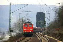 151 165-8 und 151 071-8 beide von Railion kommen aus Richtung K�ln mit einem langen Kohlenzug aus dem Ruhrgebiet nach Dillingen-an der Saar und fahren durch Kasbach bei Linz am Rhein in Richtung Koblenz auf der rechten Rheinstrecke(KBS 465) bei Wolken am 3.4.2013.