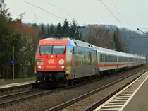 Packendes S�dafrika, 101 087-5 f�hrt mit einem IC am 03.04.2013 auf der rechten Rheinstrecke aus Richtung Koblenz kommend durch den Hp Leubsdorf nach K�ln.