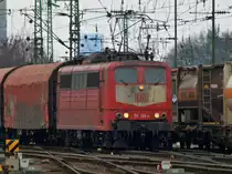 Die letzte betriebsf�hige 151er in orientroter Lackierung mit L�tzchen und Scherenstromabnehmer. 151 134-4 am 03.04.2013 in Gremberg.