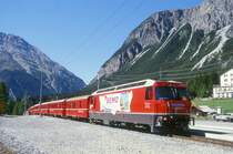 RhB Schnellzug 551 von Chur nach St.Moritz am 26.08.1998 Einfahrt Preda mit E-Lok Ge 4/4 III 645 - D 4218 - B 2235 - B 2374 - B 2392 - A 1227 - A 1225- B 2433- Hinweis: Lok mit Werbung: BEMO, gescanntes Dia
