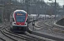 KISS 511 019 bei der Ausfahrt aus Schaffhausen wird den k�rzesten Weg nach Z�rich nehmen, also �ber Deutschland. Die beiden Gleise rechts gehen nach Basel, auch �ber Deutschland, und geh�ren der DB, Nachfolgerin der badischen Staatsbahn. M�rz 2013.