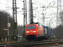 152 101-2 von Railion kommt aus Richtung Koblenz mit einem Containerzug aus  Italien nach K�ln-Eifeltor und f�hrt durch K�ln-Gremberg in Richtung K�ln-S�d bei Wolken am 3.4.2013.