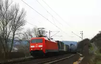 152 016-2 DB kommt aus Richtung K�ln mit einem langen LKW-Zug aus K�ln-Eifeltor nach  Verona(I) und f�hrt in Richtung Koblenz auf der Rechte Rheinstrecke KBS 465 bei Kasbach-Linz am Kalten 3.4.2013.