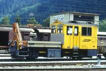 RhB - Tm 2/2 81 am 05.09.1993 in Thusis - Bahndiensttraktor mit Kran und kippbarer Ladebr�cke - �bernahme: 15.01.1985 - RACO1900/Cummins - 336KW - Gewicht 22,00t - Ladegewicht 4,00t - L�P 8,79m - zul�ssige Geschwindigkeit 13/26/50/60geschleppt km/h - �1=14.02.1991 - Logo nur RhB in schwarz - Heimatstation: Ilanz - Hinweis: gescanntes Dia
