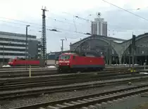 W�hrend 120 144 am 01. April 2013 im Vordergrund rangiert, steht die 120 133 aufgeb�gelt im Hintergrund. Aufgenommen im Leipziger Hbf.
