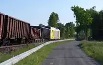 Ein Not - Nachschu� - Wir waren schon auf dem Heimweg aus Sch�nberg und da kam er angebrummt, eigentlich dachte ich an einen 612er aus Gera weil einige Kilometer entfernt ein Lokpfiff zu h�ren war. Auf der Strecke von Zeulenroda gibt es kurz vor Mehltheuer einen unbeschrankten B�.

Leider habe ich die ersten zwei Bilder von Vorne total vermasselt und so bleibt nur noch der Nachschuss auf den Gz (Schrott) aus Unterwellenborn mit ER 20-003, 92 80 1223 003-5 D-DISPO.

Sch�nberg/Vogtland KBS 530/545 23.05.2012
Bahnstrecke 6362 Leipzig/Connewitz - Hof.
