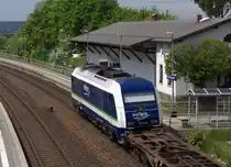 Nachschu� auf 223 144 - Da der erste Containerwagen leer war, gab es die Gelegenheit einen Nachschu� zu riskieren. Die historische Fu�g�ngerbr�cke (die der Elektrifizierung zum Opfer fallen soll) bietet einen sch�nen Photostandpunkt.

223 144 mit Containerzug nach Hof durch Reuth/Vogtland am 21.05.2012
Bahnstrecke 6362 Leipzig-Connewitz - Hof .