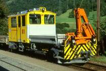 RhB - Tm 2/2 81 am 23.08.1997 in Ilanz - Bahndiensttraktor mit Kran und kippbarer Ladebr�cke - �bernahme: 15.01.1985 - RACO1900/Cummins - 336KW - Gewicht 22,00t - Ladegewicht 4,00t - L�P 8,79m - zul�ssige Geschwindigkeit 13/26/50/60geschleppt km/h - �3=19.12.1996 - Logo RhB rh�toromanisch in rot - Heimatstation: Ilanz - Hinweis: gescanntes Dia
