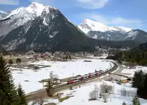 4024 061 als R nach Innsbruck am 04.04.2013 bei Scharnitz.