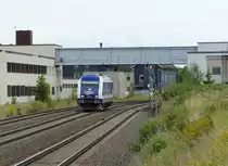 IntEgro 223 144 in Gutenf�rst - Keine Ludmilla Kl�nge im Vogtland aber mal eine willkommene Abwechslung.
223 144 aus Hof kommend durchf�hrt den ehemaligen DDR Grenzbahnhof Gutenf�rst. Sie hatte einen Containerzug nach Hof zum Umschlagterminal gebracht.
Der st�hlerne �bergang (fr�her f�r die Grenzsoldaten) wurde Anfang 2013 abgebaut, der Elektrifizierung wegen.

Danke an den Lokf�hrer f�r den freundlichen Gru�!!!

Bahnstrecke 6362 Leipzig/Connewitz - Hof am 16 August 2011