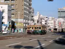 Die ältesten Strassenbahnwagen von Hiroshima - die Wagen aus Ôsaka, Serie 751: Die davonfahrende 772 kreuzt gerade den heranfahrenden Wagen 351. Vor der Zentralwerkstätte der Strassenbahn Hiroshima, 6.Dezember 2010. 