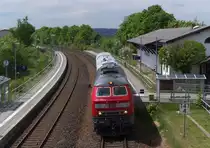 218 399-4 mit Me�zug durch´s Vogtland - Nach unseren Informationen sollte der mit 218 bespannte Me�zug um 11.24 Uhr in Hof abfahren.

Wir warteten in Reuth und die 612er, die 654er der Vogtlandbahn und eine 223er mit Containerzug fuhren unter uns hinweg und die Zeiger der Uhr drehten sich immer weiter.

Die nette Fahrdienstleiterin kl�rte uns dann auf, der Zug stehe noch in Oberkotzau und fahre dort um 11.44 Uhr ab.

Und dann kam er doch noch durch Reuth , um 12.35 Uhr.
21.05.2012 Bahnstrecke 6362 Leipzig - Hof
