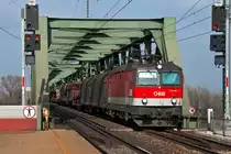 1144 115 hat hat soeben die Donau �berquert. Die Aufnahme enstand am 04.04.2013 in Wien Praterkai.