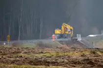 So ganz nach dem Motto ,  Es gibt immer was zu tun   , l�ufts bei der GKB . Derzeit werden Kabeltr�ge zwischen den Haltestellen Schwanberg und Hollenegg und der Ab leibenfeld erneuert. Hier ein Zweiwegefahrzeug bei Planierarbeiten am 5.April 2013 . 