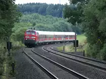 218 390-3 kurz vor Grobau - 
Aus Richtung Plauen kommend erreicht der Zug gleich den Haltepunkt Grobau, den er mit der erlaubten H�chstgeschwindigkeit in Richtung Hof durchfahren wird.
Im Jahr 2010 gab es noch Lok bespannte Personenz�ge im Vogtland, dies sollte aber bald vorbei sein.
12.08.2010 Bahnstrecke 6362 Leipzig - Hof. 