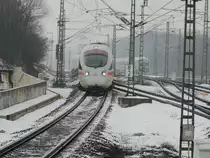 411 518-4  Plauen-Vogtland  als ICE 1612 von Innsbruck Hbf  nach Hamburg-Altona bei der  Einfahrt  mit +10 in Berlin S�dkreuz am 29. M�rz 2013.  
Im Hintergrund ein schon l�ngere Zeit wartender IC. 
