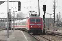 Die 120 125 mit dem IC 2083 bei der Einfahrt in den Bf. Freilassing am 04.04.2013