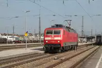 Die 120 125 beim Umspannen des IC 2083 im Bf. Freilassing am 04.04.2013