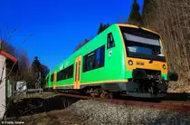 Regioshuttle RS1 650 652-0 Waldbahn RBG VT 17  Grafenau  als RB 5394 Bayerisch Eisenstein - Plattling, KBS 905 Bayerisch Eisenstein - Plattling, fotografiert an einem Bahn�bergang bei Diessenbach am 16.03.2013