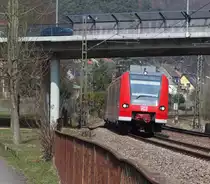 Der Fr�hling lie� sich heute erahnen - Die Sonne lockte uns heraus, 13�C im Schatten und ein frischer Wind aber in der Sonne war es richtig angenehm.

7 Kilometer waren wir zu Fu� unterwegs. Vom Parkplatz am Saar Basar ging es zun�chst zum Haltepunkt Schafbr�cke und dann gute 2 Kilometer weiter nach Scheidt/Saar. In Scheidt (auch noch ein Stadtteil von Saarbr�cken) gab es fr�her mal ein G�terverladungsgleis mit Umfahrungsm�glichkeit.
Von Haltepunkt machten wir noch eine Runde zur Br�cke  Im Fl�rchen . Bevor wir die Br�cke erreichten kam 425 132 als RB Homburg - Trier angerauscht.
04.04.2013 KBS 670 - Bahnstrecke 3250 Saarbr�cken - Homburg.