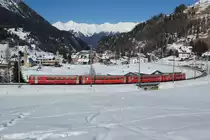 Der zweite Schlittelzug, welcher am 03.03.2013 zwischen Berg�n und Preda pendelte, wurde mir einem Vorortspendel gef�hrt. Auf dem Bild verl�sst er Berg�n mit dem ABDt 1712 an der Spitze.
