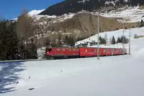 Ge 4/4 I 605 befindet sich am 03.03.2013 mit dem Schlittelzug nach Preda bei Berg�n.