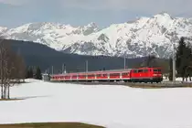 Heute (07.04.13) ist der letzte Verkehrstag der DB BR 111 nach Innsbruck.
Aus diesem Grund besuchte ich am 23.03.13 das vielfach fotografierte Motiv am Golfplatz in Seefeld.
Meine urspr�ngliche Planung das Motiv im Streiflicht umzusetzen ging leider in den Wolken unter, daher gibt es hier ein Bild ohne Streiflicht.
DB 111 005 zieht am 23.03.13 ihre Regionalbahn von M�nchen Hbf nach Innsbruck Hbf �ber den Golfplatz bei Seefeld in Tirol.